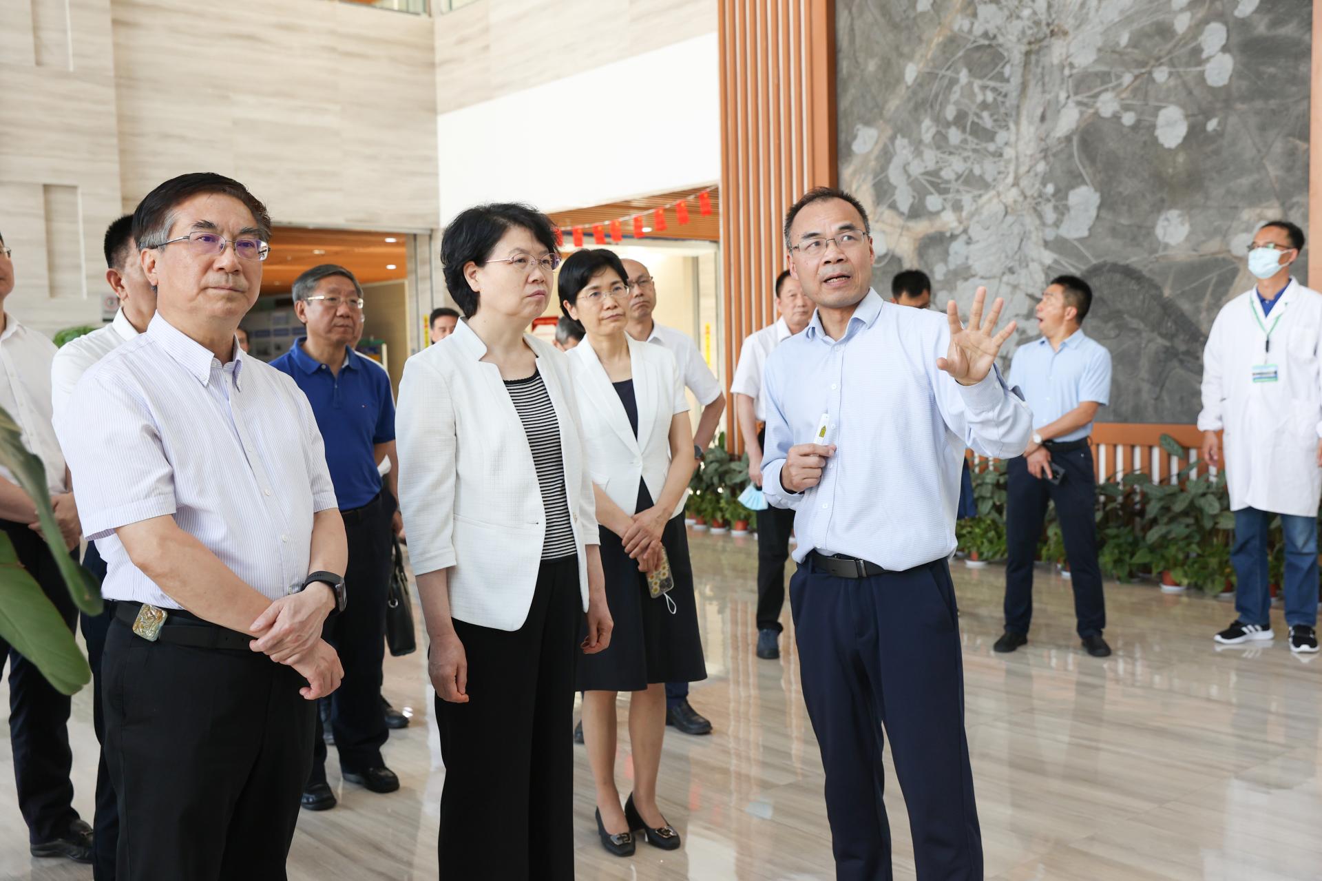 湖北省副省長(zhǎng)肖菊華來中國(guó)地質(zhì)大學(xué)（武漢）調(diào)研：瞄準(zhǔn)戰(zhàn)略需求優(yōu)化提升科研實(shí)力-地大熱能